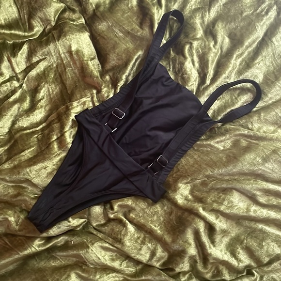 FAE one-piece backless swimsuit - Picture 2 of 3